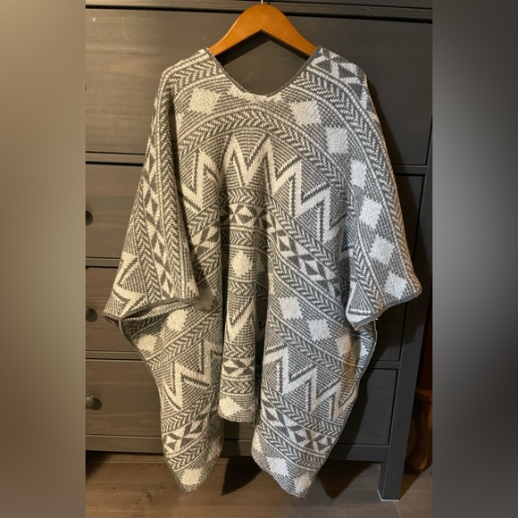 Charlotte Russe Gray and White Aztec Blanket Cardigan Sweater - Picture 3 of 3